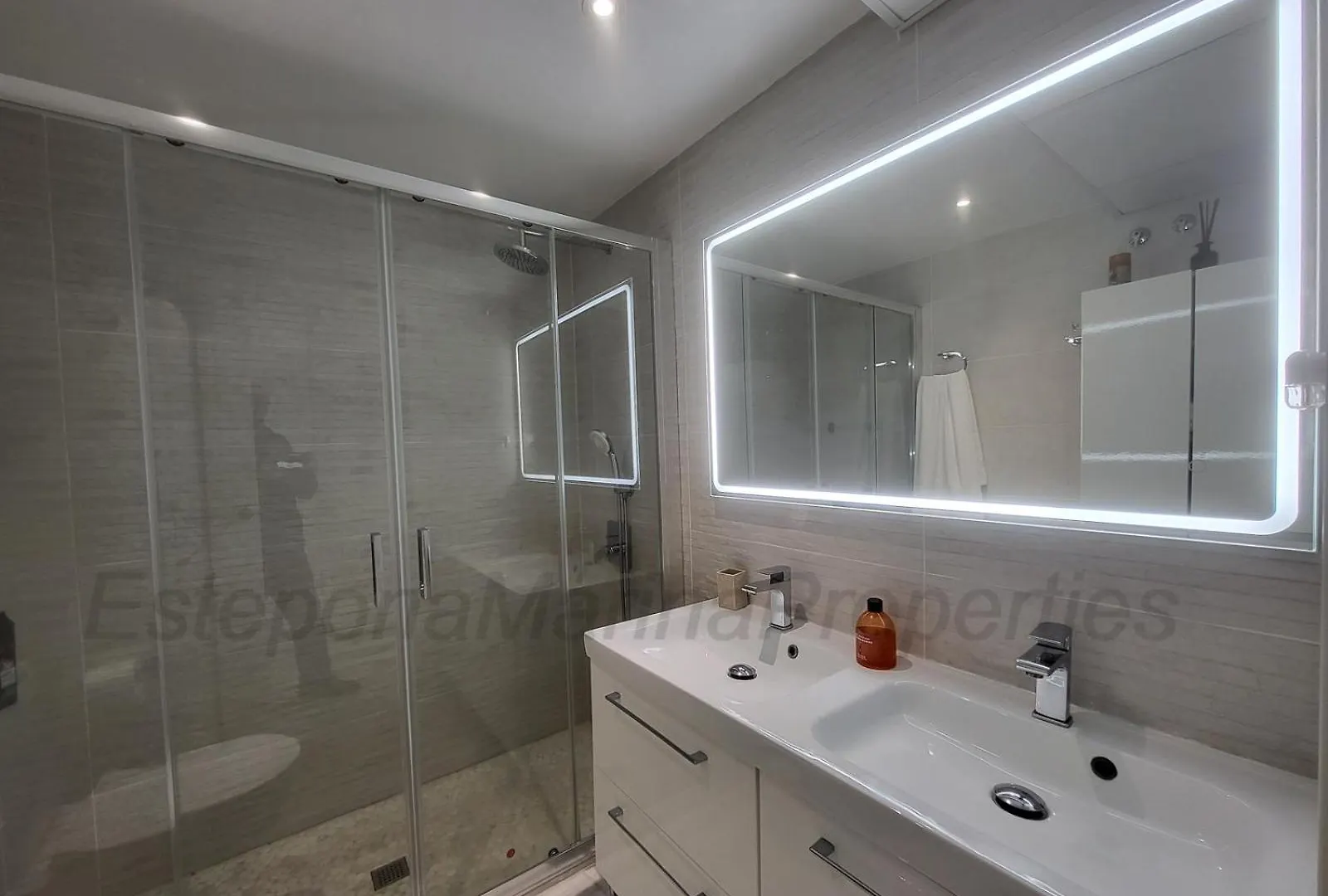 Emp 18, Delightful Modern Studio Apt Estepona Spain